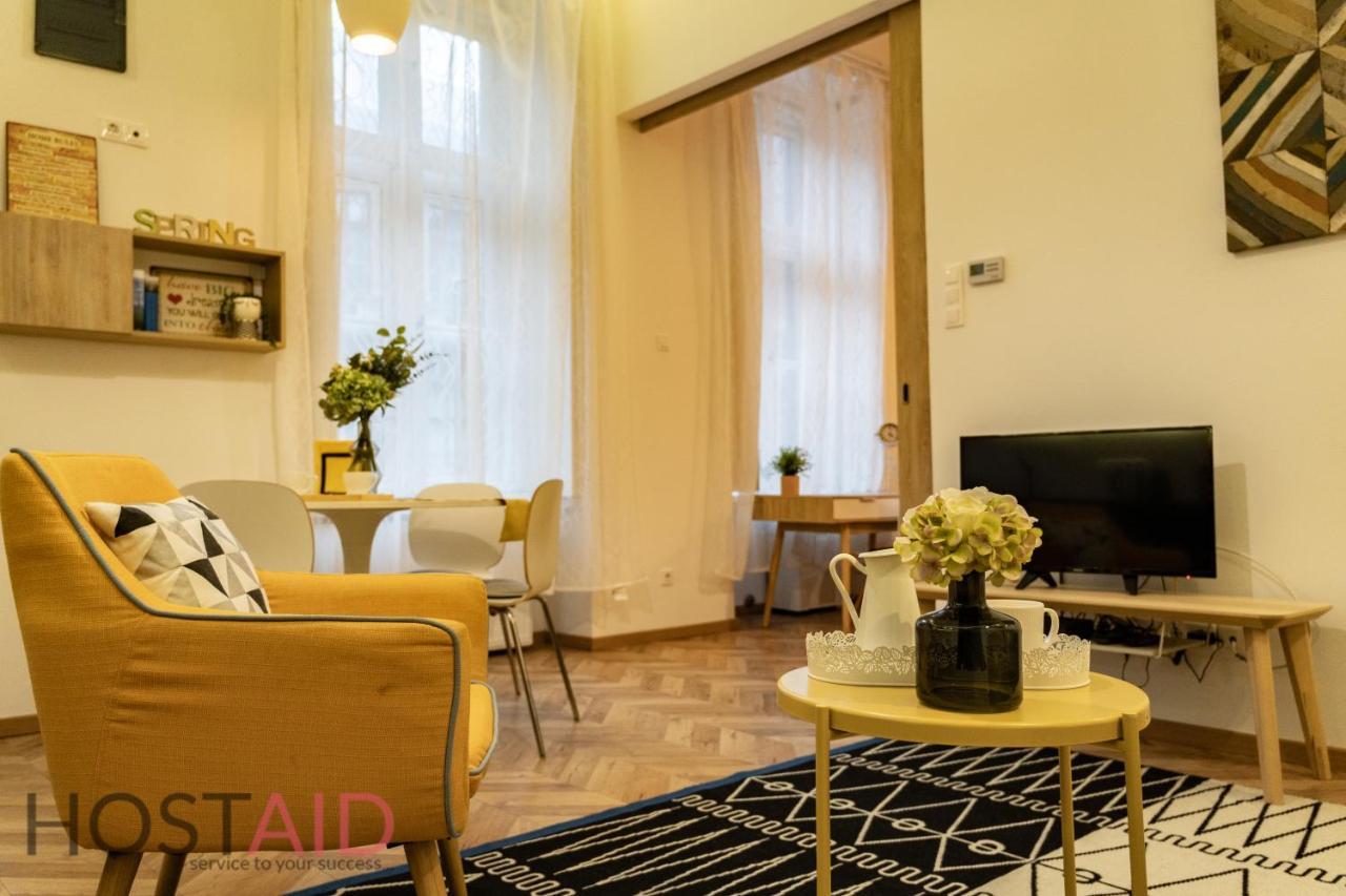 M10 Apartment - Hostaid Boedapest Buitenkant foto