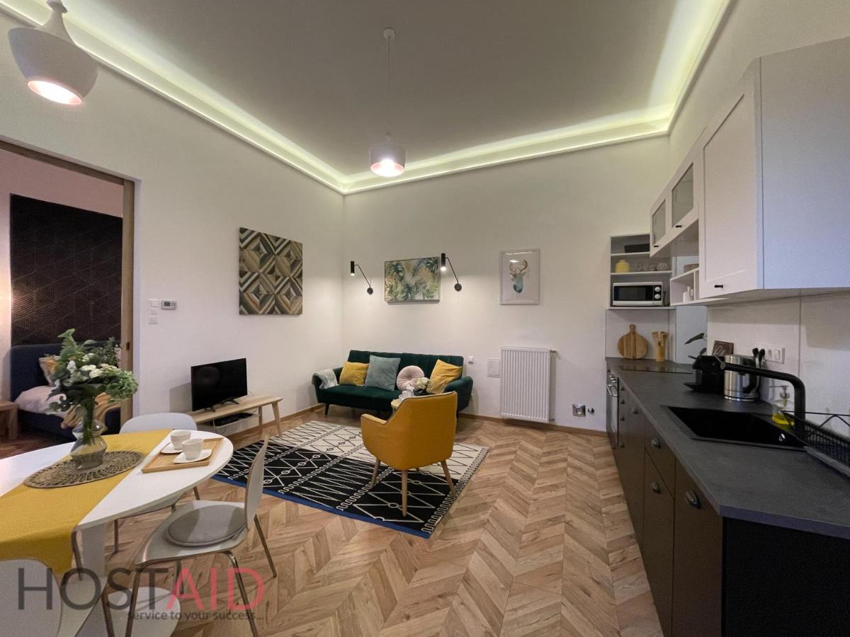 M10 Apartment - Hostaid Boedapest Buitenkant foto
